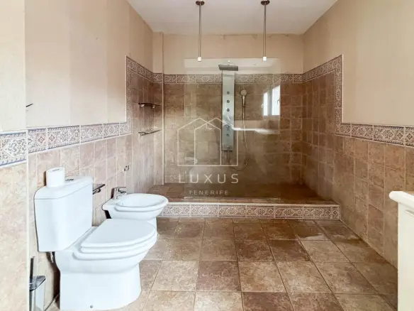 3-bedroom Villa In Puerto De La Cruz, Spain (160 M²)