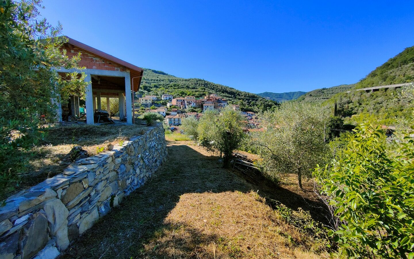 V22 Entroterra Di Imperia A Lucinasco Struttura In Cemento Armato E Terreno Con Uliveto