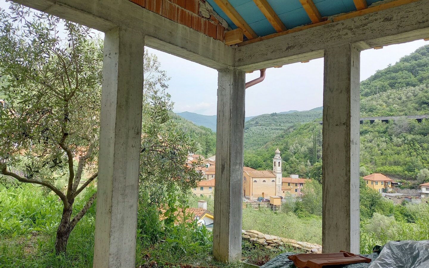 V22 Entroterra Di Imperia A Lucinasco Struttura In Cemento Armato E Terreno Con Uliveto