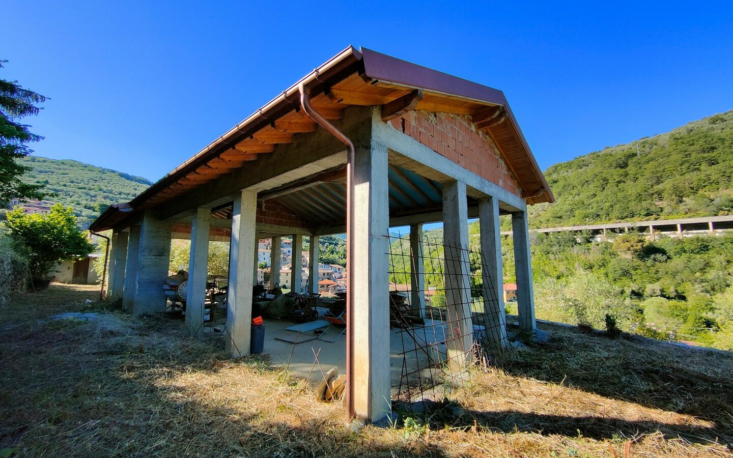 V22 Entroterra Di Imperia A Lucinasco Struttura In Cemento Armato E Terreno Con Uliveto