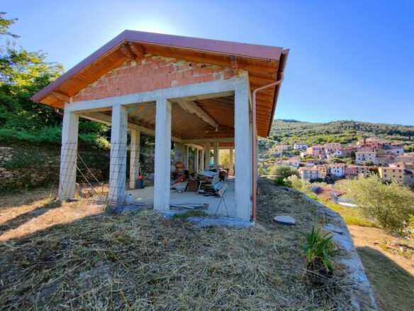 V22 Entroterra Di Imperia A Lucinasco Struttura In Cemento Armato E Terreno Con Uliveto