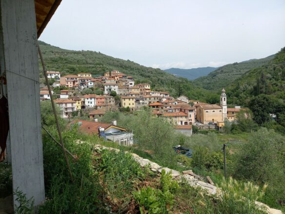 V22 Entroterra Di Imperia A Lucinasco Struttura In Cemento Armato E Terreno Con Uliveto