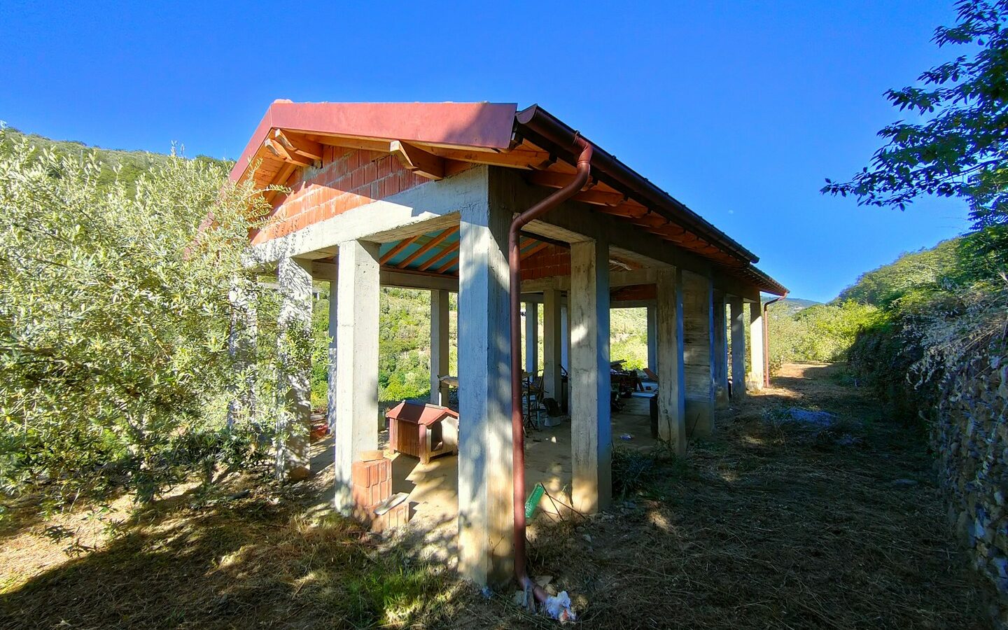 V22 Entroterra Di Imperia A Lucinasco Struttura In Cemento Armato E Terreno Con Uliveto