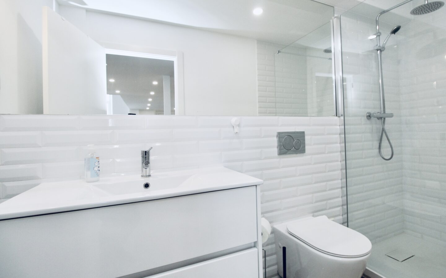 Input: “charming 2 Bedroom Apartment For Sale In Olhão, Algarve, With Balcony And Sea Views”
Output: Apartment Of 2 Bedrooms With Balcony And Sea Views In Olhão, Algarve