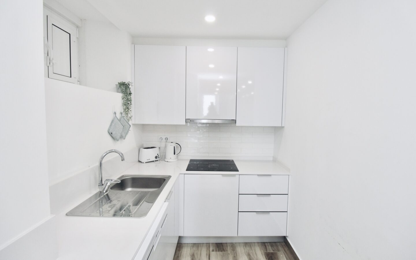 Input: “charming 2 Bedroom Apartment For Sale In Olhão, Algarve, With Balcony And Sea Views”
Output: Apartment Of 2 Bedrooms With Balcony And Sea Views In Olhão, Algarve