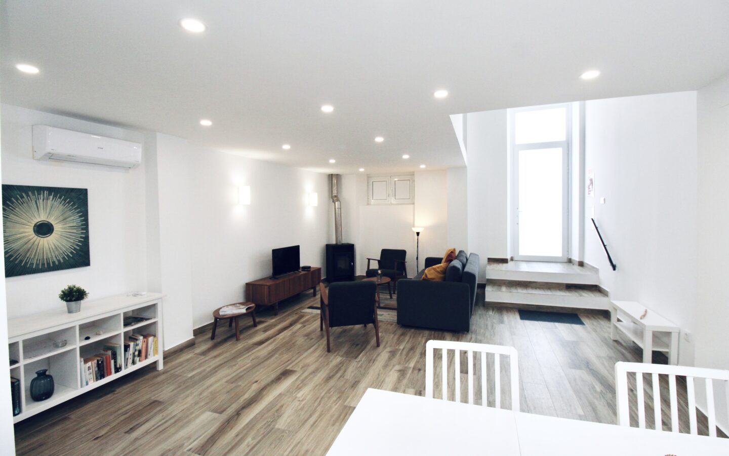 Input: “charming 2 Bedroom Apartment For Sale In Olhão, Algarve, With Balcony And Sea Views”
Output: Apartment Of 2 Bedrooms With Balcony And Sea Views In Olhão, Algarve