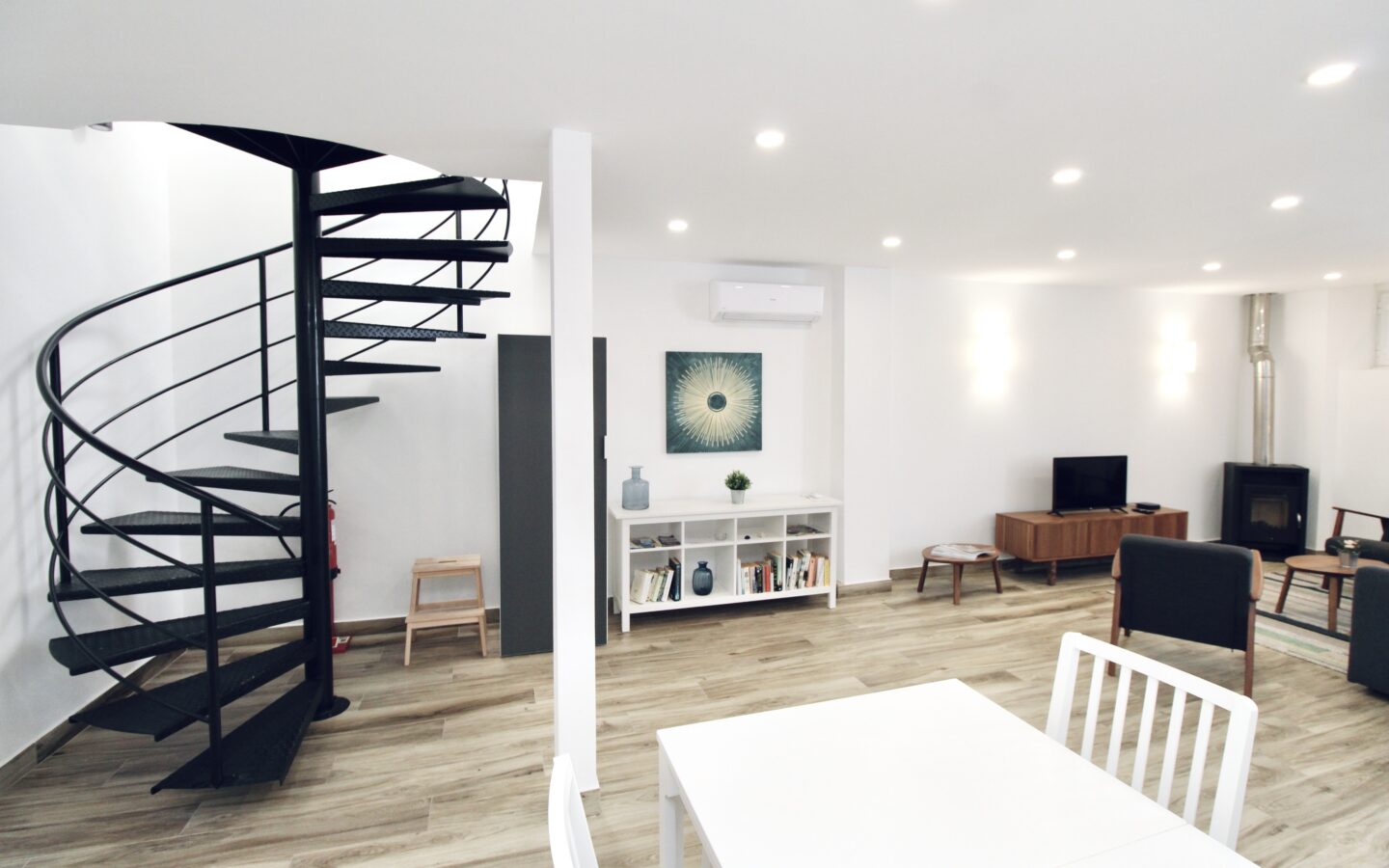Input: “charming 2 Bedroom Apartment For Sale In Olhão, Algarve, With Balcony And Sea Views”
Output: Apartment Of 2 Bedrooms With Balcony And Sea Views In Olhão, Algarve