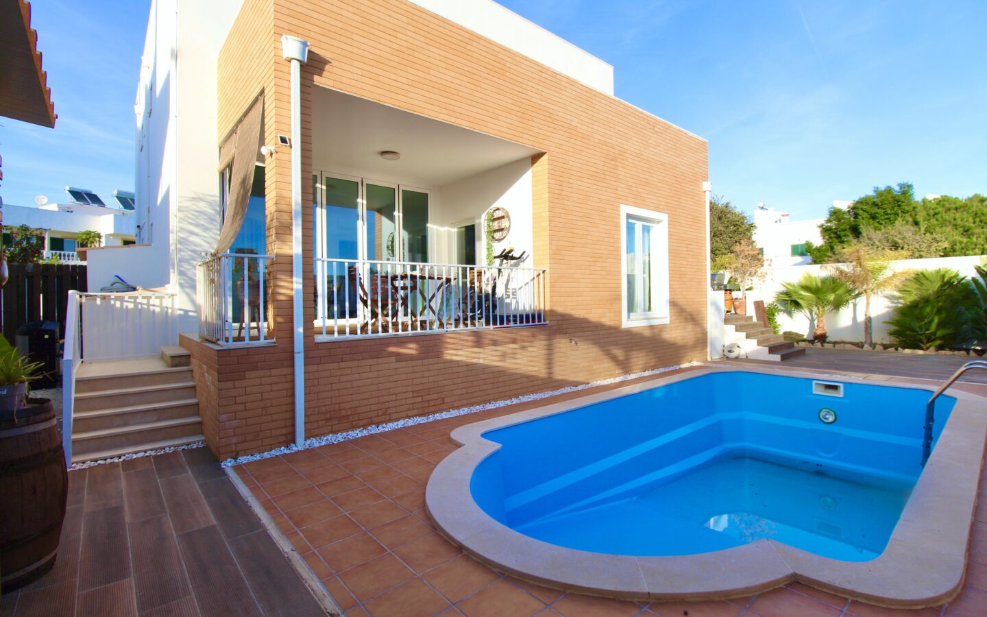 Apartment Of 100 M² In MadridInput: “moradia V5 Luxuosa Com Piscina Na Fuzeta”
Output: House Of 5 Bedrooms With Pool In Fuzeta