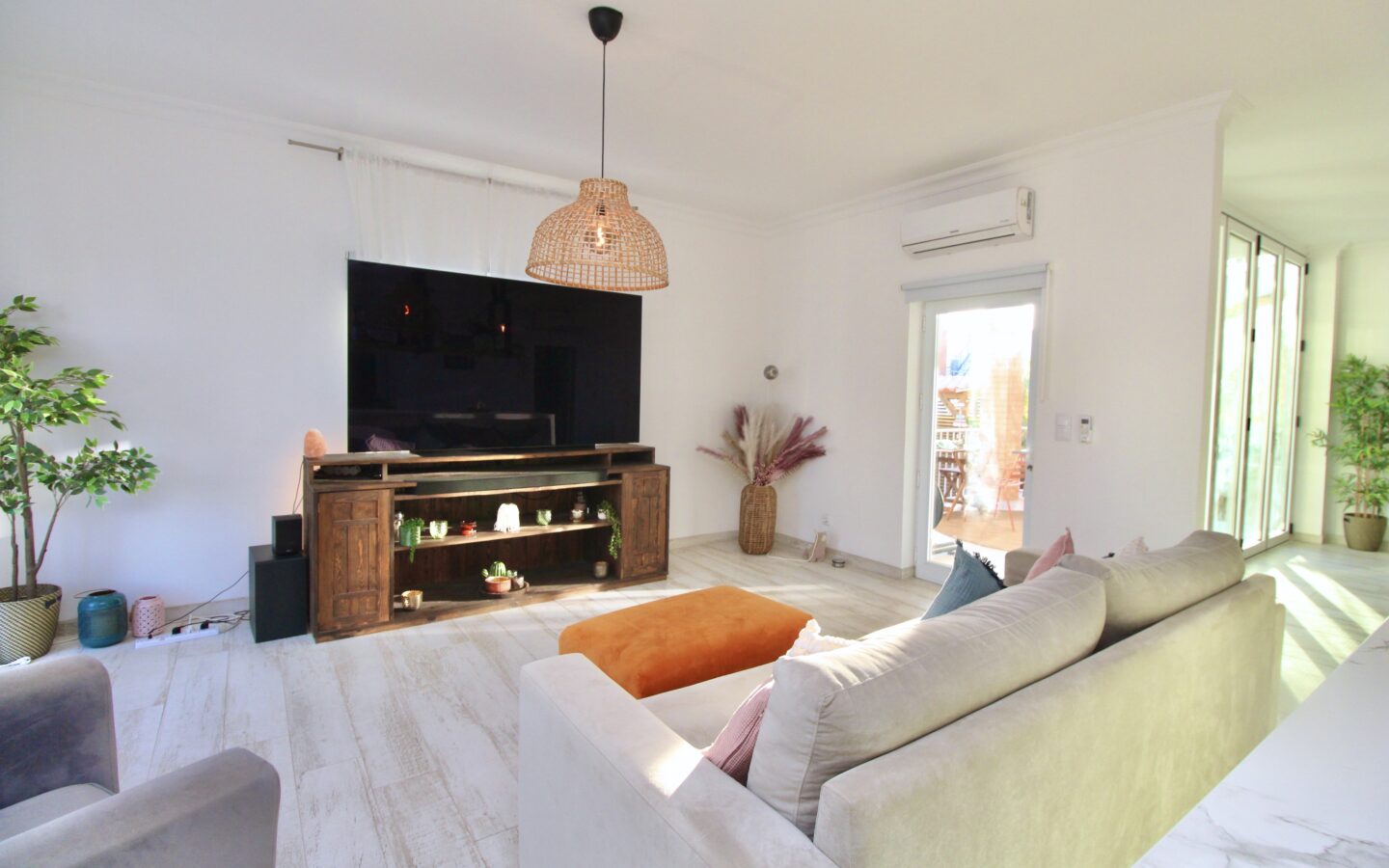 Apartment Of 100 M² In MadridInput: “moradia V5 Luxuosa Com Piscina Na Fuzeta”
Output: House Of 5 Bedrooms With Pool In Fuzeta