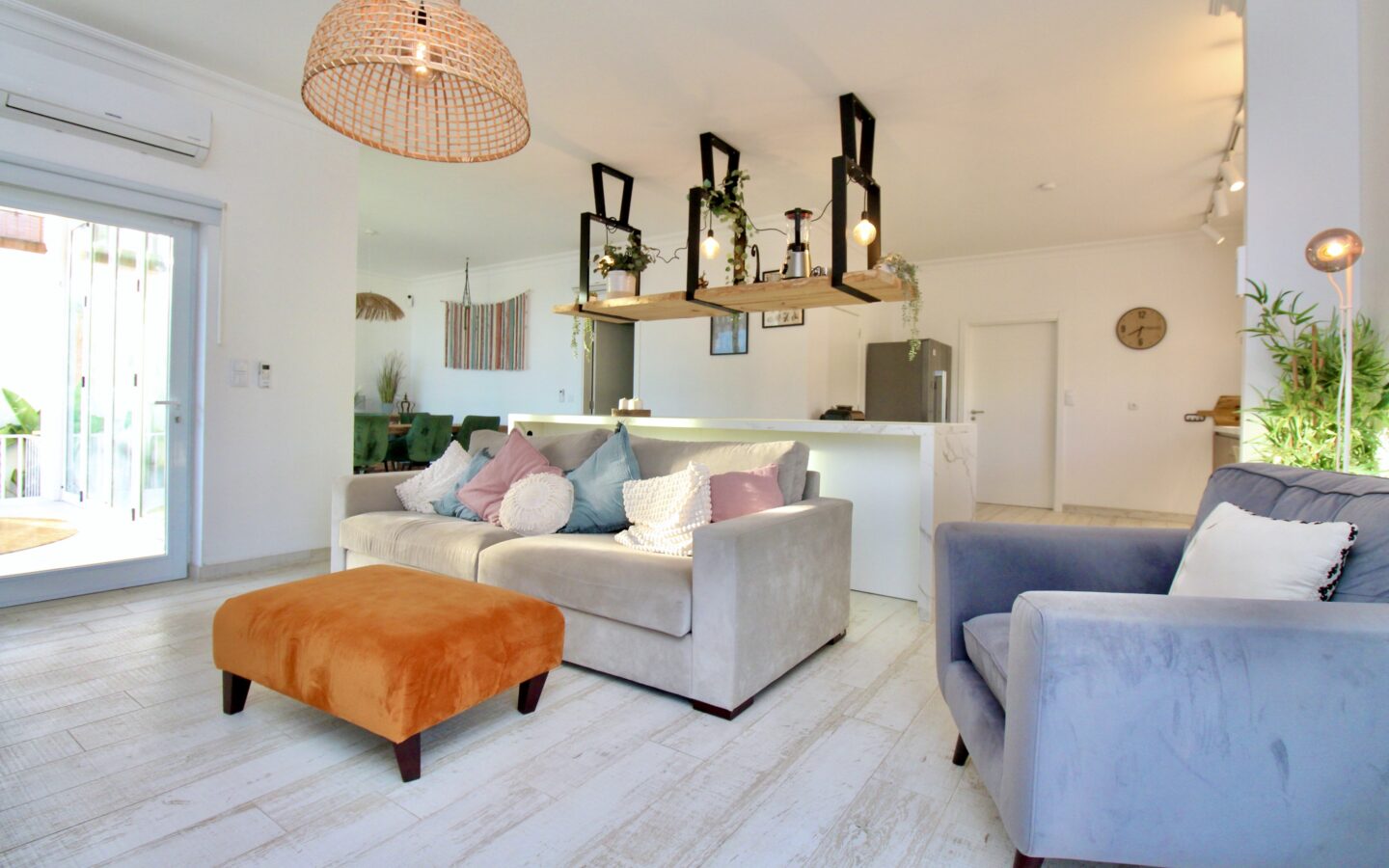 Apartment Of 100 M² In MadridInput: “moradia V5 Luxuosa Com Piscina Na Fuzeta”
Output: House Of 5 Bedrooms With Pool In Fuzeta