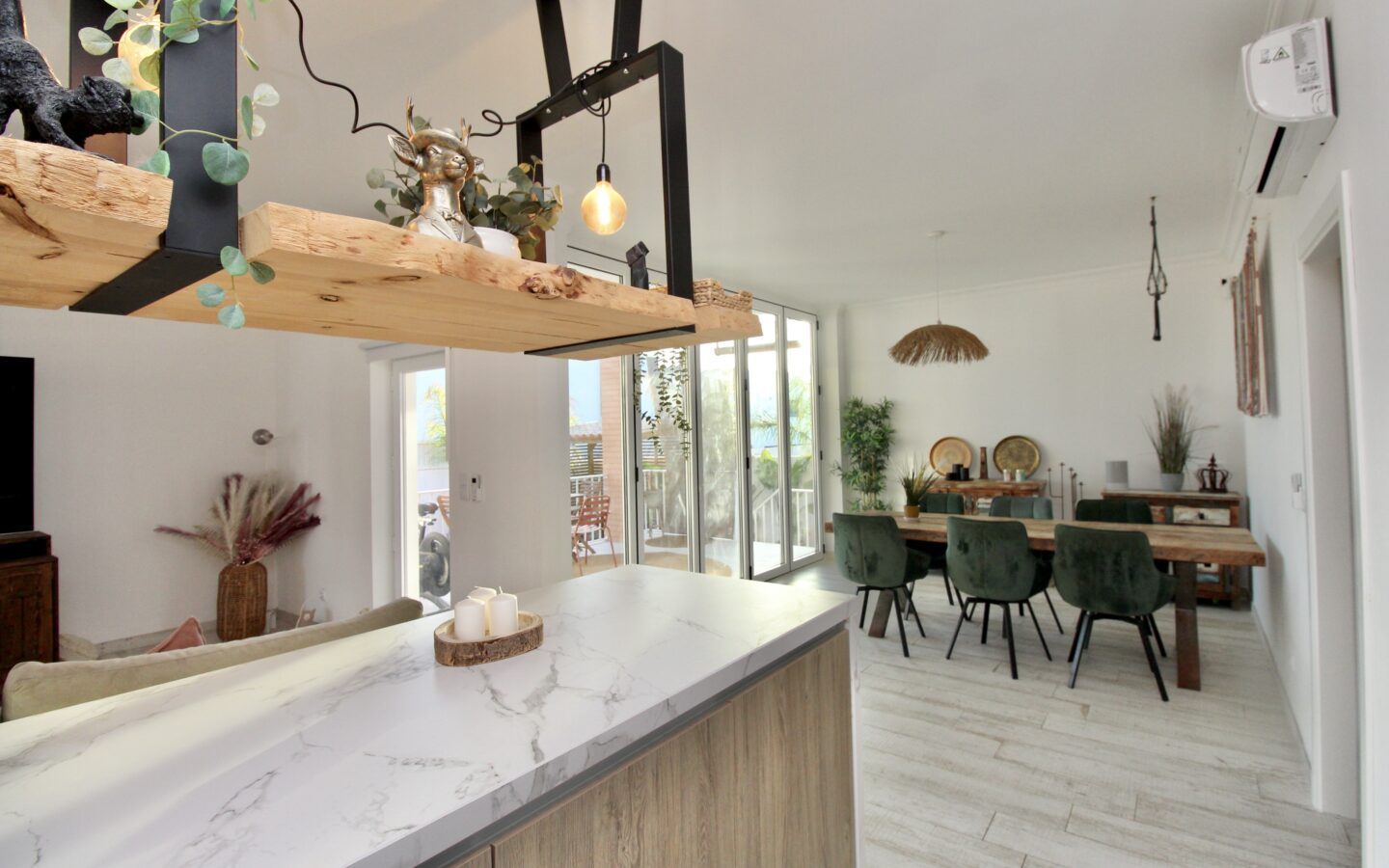 Apartment Of 100 M² In MadridInput: “moradia V5 Luxuosa Com Piscina Na Fuzeta”
Output: House Of 5 Bedrooms With Pool In Fuzeta