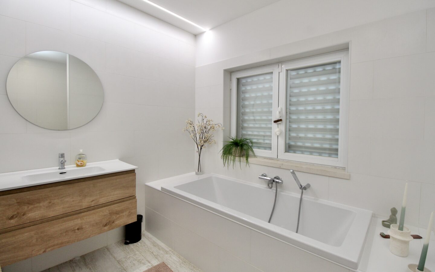Apartment Of 100 M² In MadridInput: “moradia V5 Luxuosa Com Piscina Na Fuzeta”
Output: House Of 5 Bedrooms With Pool In Fuzeta