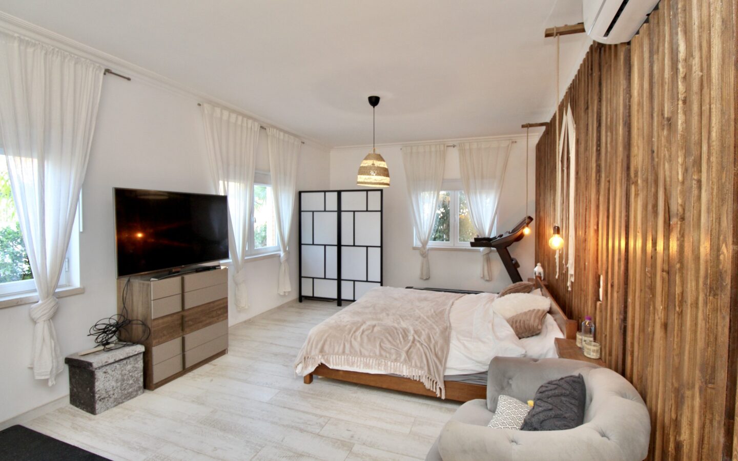 Apartment Of 100 M² In MadridInput: “moradia V5 Luxuosa Com Piscina Na Fuzeta”
Output: House Of 5 Bedrooms With Pool In Fuzeta
