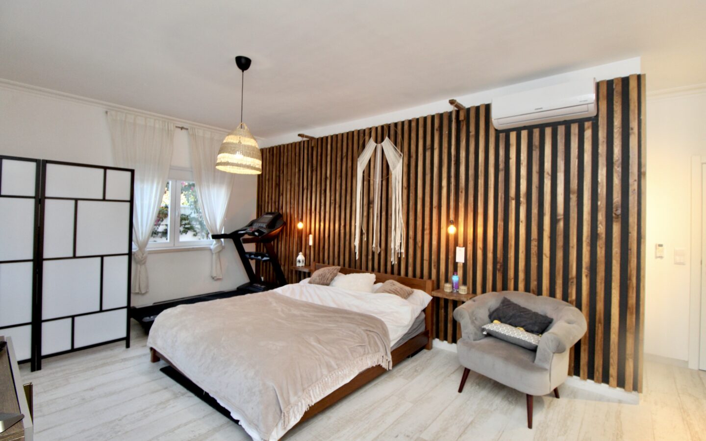 Apartment Of 100 M² In MadridInput: “moradia V5 Luxuosa Com Piscina Na Fuzeta”
Output: House Of 5 Bedrooms With Pool In Fuzeta
