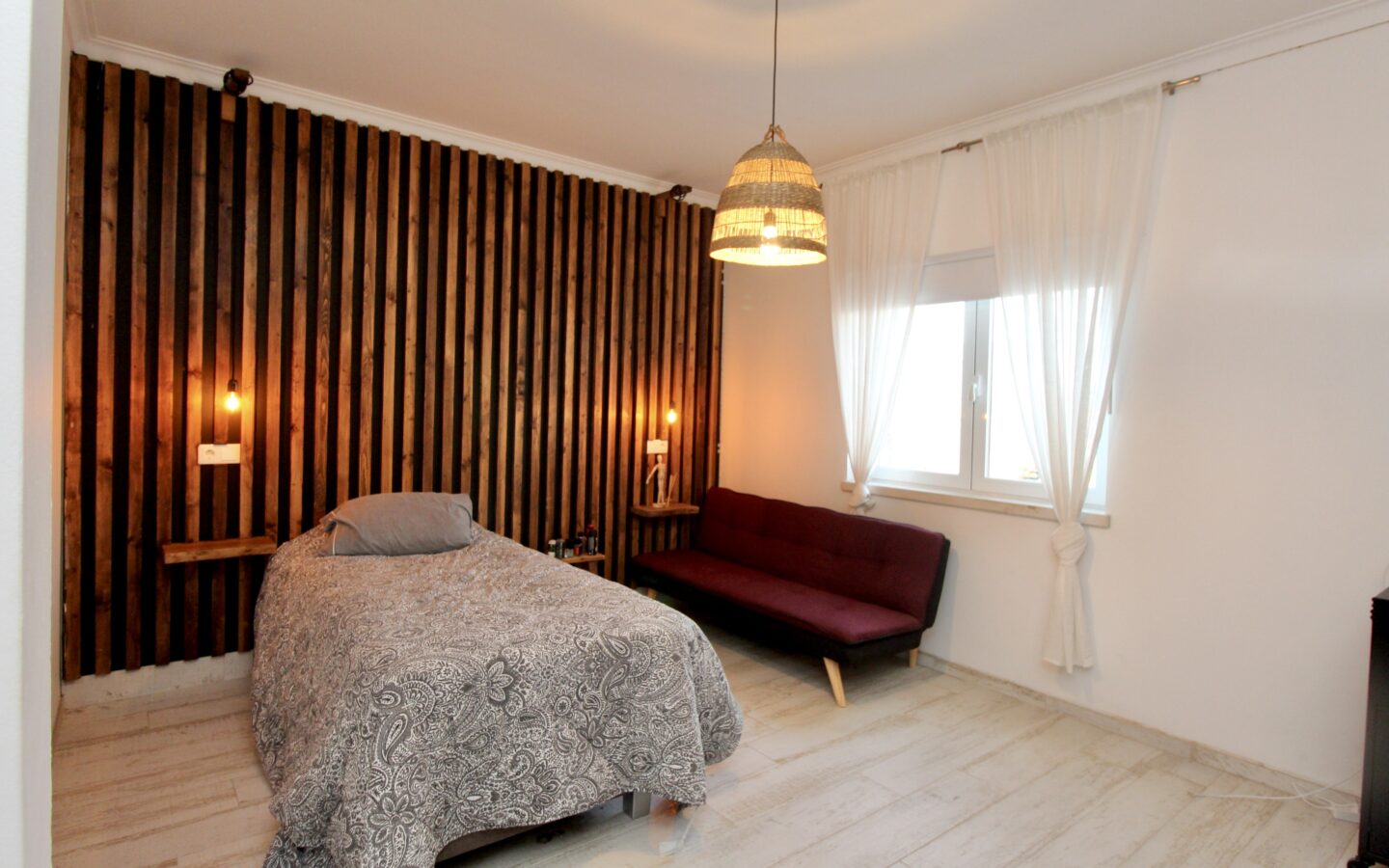 Apartment Of 100 M² In MadridInput: “moradia V5 Luxuosa Com Piscina Na Fuzeta”
Output: House Of 5 Bedrooms With Pool In Fuzeta