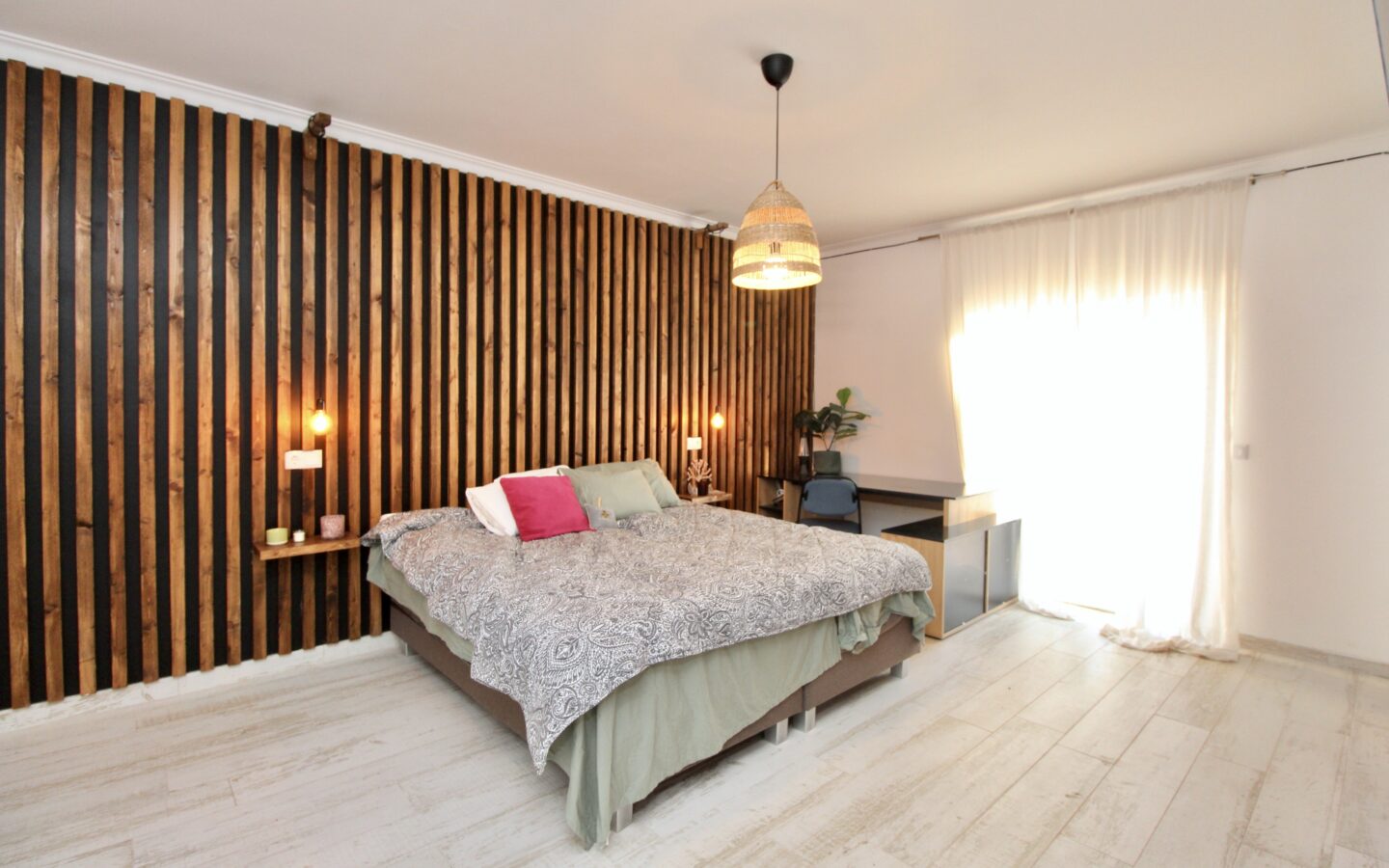 Apartment Of 100 M² In MadridInput: “moradia V5 Luxuosa Com Piscina Na Fuzeta”
Output: House Of 5 Bedrooms With Pool In Fuzeta