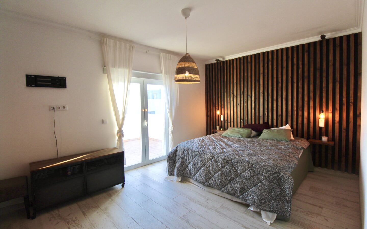 Apartment Of 100 M² In MadridInput: “moradia V5 Luxuosa Com Piscina Na Fuzeta”
Output: House Of 5 Bedrooms With Pool In Fuzeta