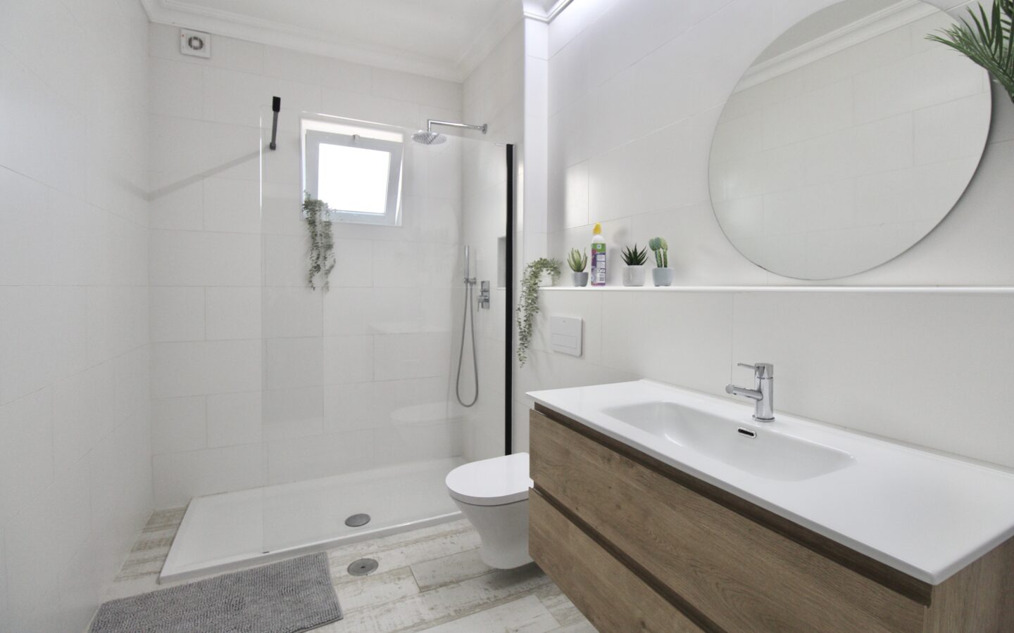 Apartment Of 100 M² In MadridInput: “moradia V5 Luxuosa Com Piscina Na Fuzeta”
Output: House Of 5 Bedrooms With Pool In Fuzeta