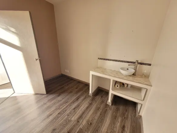 Commercial In Saint Genies De Fontedit, France (19 M²)