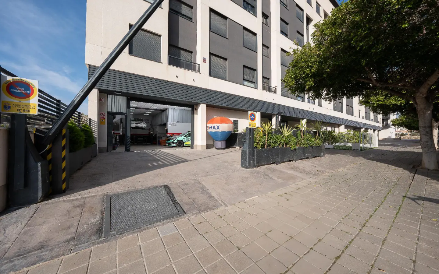 Commercial Unit 122 M² In Villajoyosa, Spain