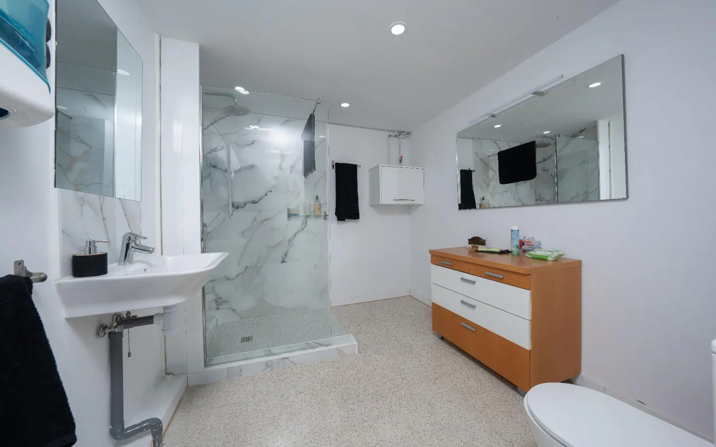 Commercial Unit 122 M² In Villajoyosa, Spain