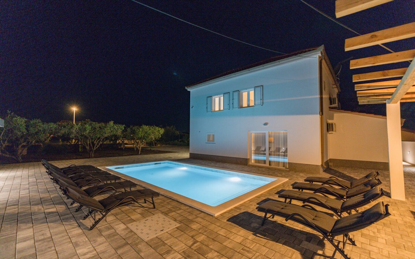 A Contemporary Urban Villa With A Pool – An Elegant Oasis Near Zadar