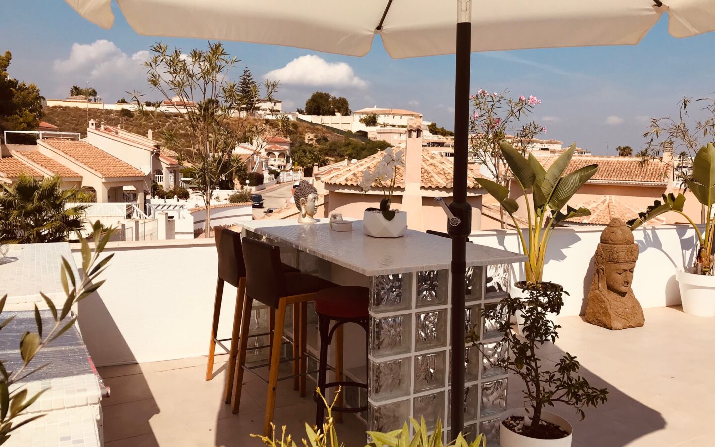 Villa Of 1,000 M² With Separate Studio And 2 Separate Apartments, Heated Swimming Pool With Jacuzzi In Location