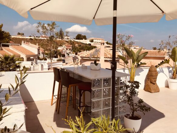 Villa Of 1,000 M² With Separate Studio And 2 Separate Apartments, Heated Swimming Pool With Jacuzzi In Location