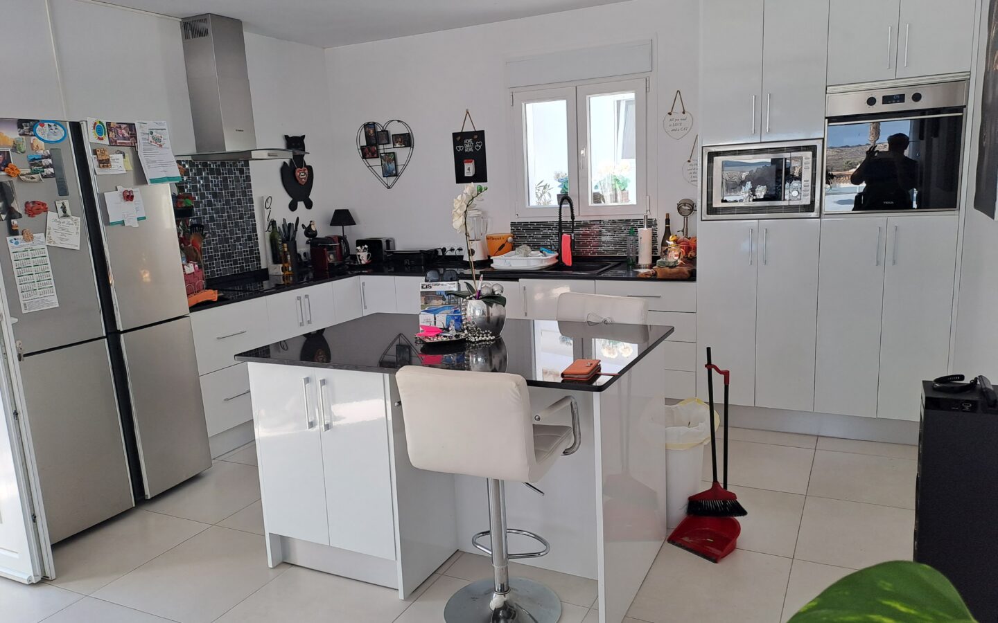 Villa Of 1,000 M² With Separate Studio And 2 Separate Apartments, Heated Swimming Pool With Jacuzzi In Location