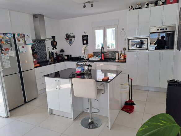 Villa Of 1,000 M² With Separate Studio And 2 Separate Apartments, Heated Swimming Pool With Jacuzzi In Location