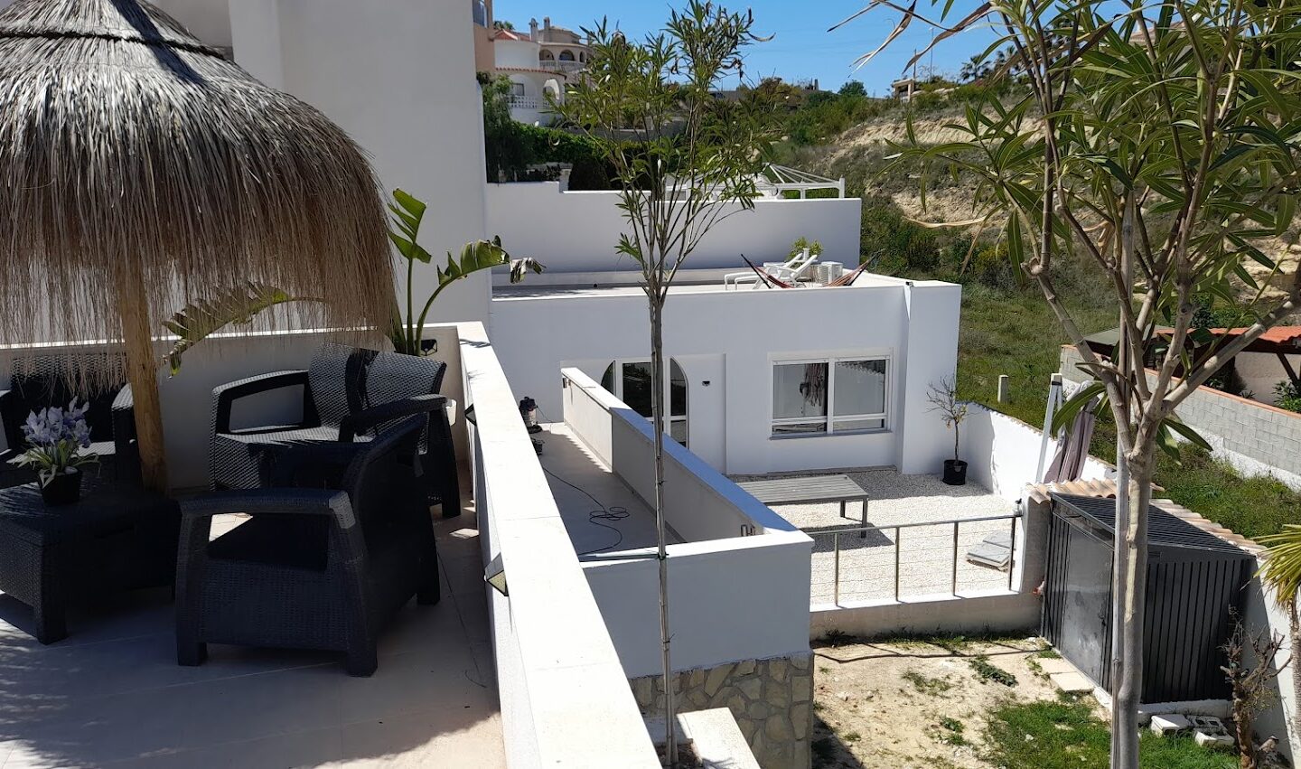 Villa Of 1,000 M² With Separate Studio And 2 Separate Apartments, Heated Swimming Pool With Jacuzzi In Location