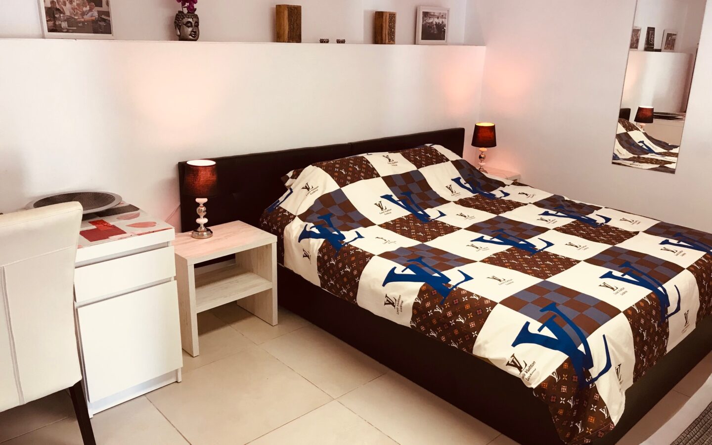 Villa Of 1,000 M² With Separate Studio And 2 Separate Apartments, Heated Swimming Pool With Jacuzzi In Location