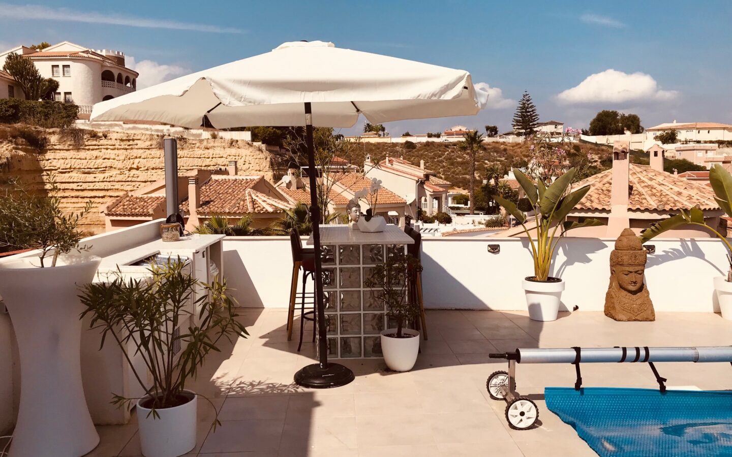 Villa Of 1,000 M² With Separate Studio And 2 Separate Apartments, Heated Swimming Pool With Jacuzzi In Location