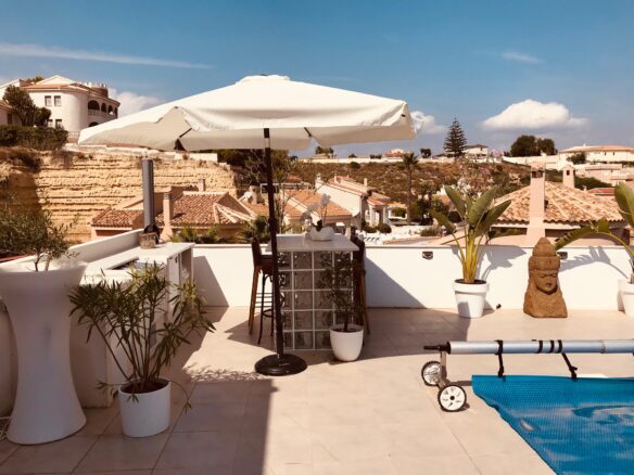 Villa Of 1,000 M² With Separate Studio And 2 Separate Apartments, Heated Swimming Pool With Jacuzzi In Location