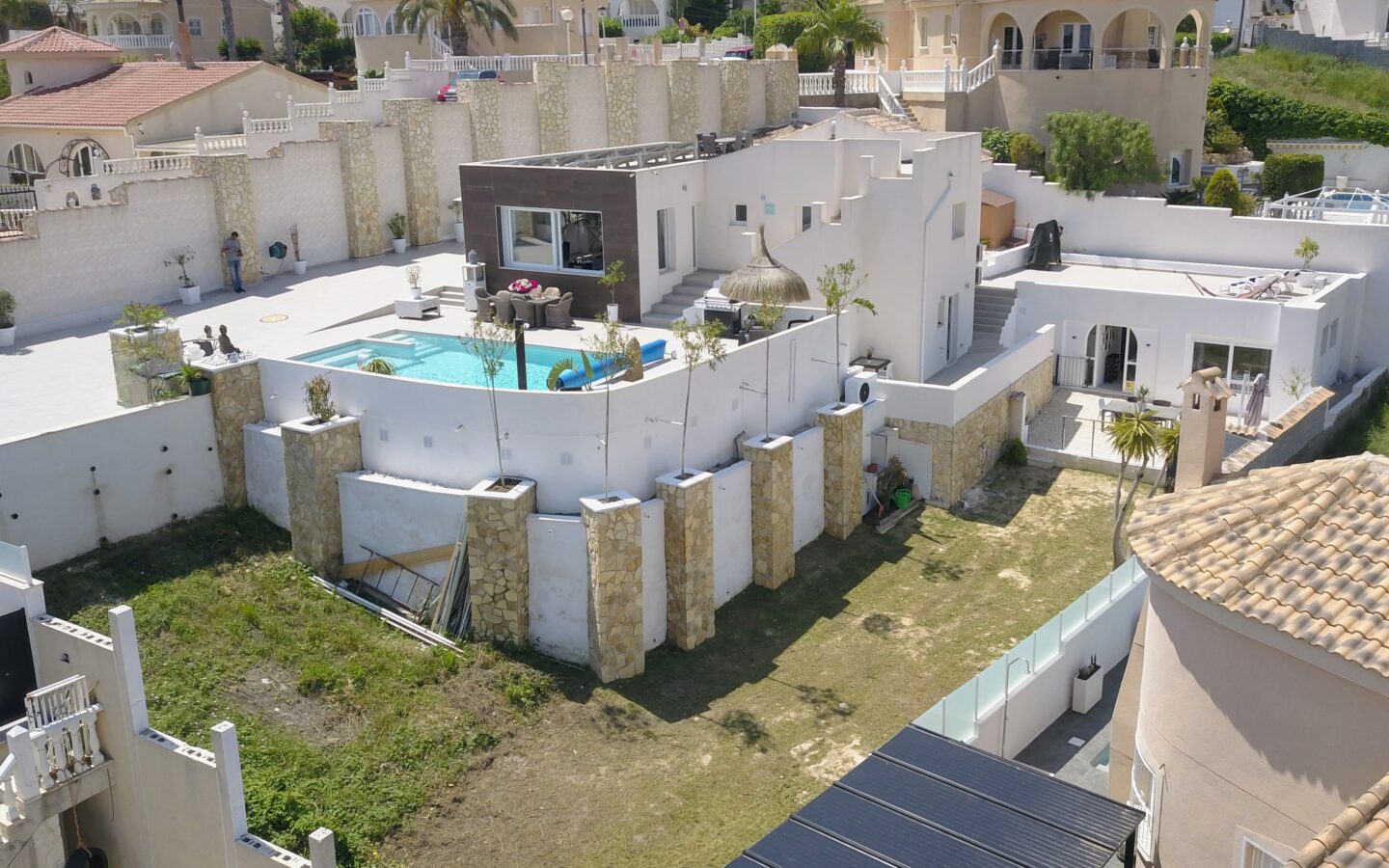 Villa Of 1,000 M² With Separate Studio And 2 Separate Apartments, Heated Swimming Pool With Jacuzzi In Location