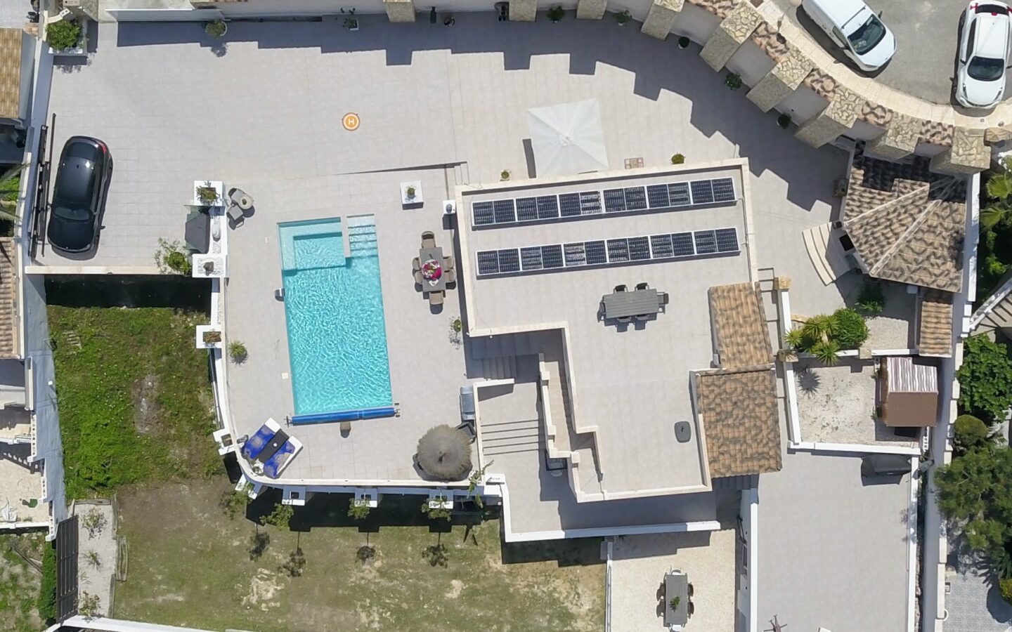 Villa Of 1,000 M² With Separate Studio And 2 Separate Apartments, Heated Swimming Pool With Jacuzzi In Location