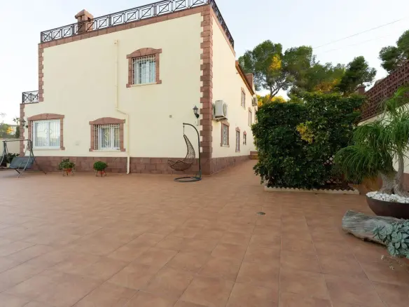 7-bedroom Villa In Torrevieja, Spain (312 M²)