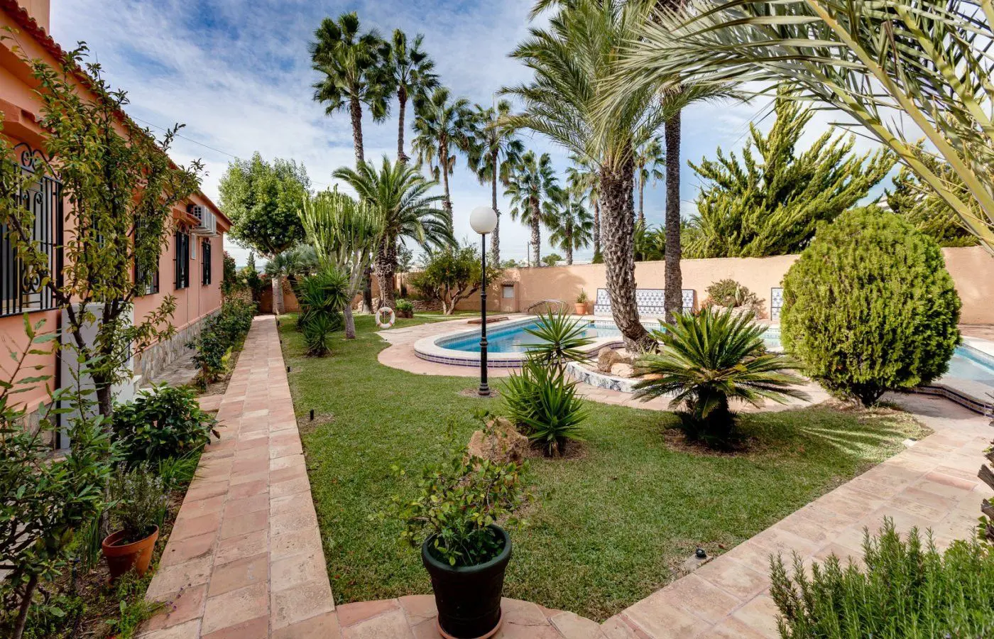 5-bedroom Villa In Torrevieja, Spain (568 M²)