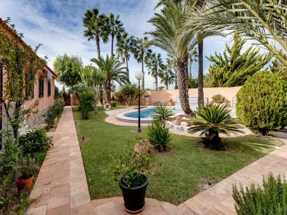 5-bedroom Villa In Torrevieja, Spain (568 M²)