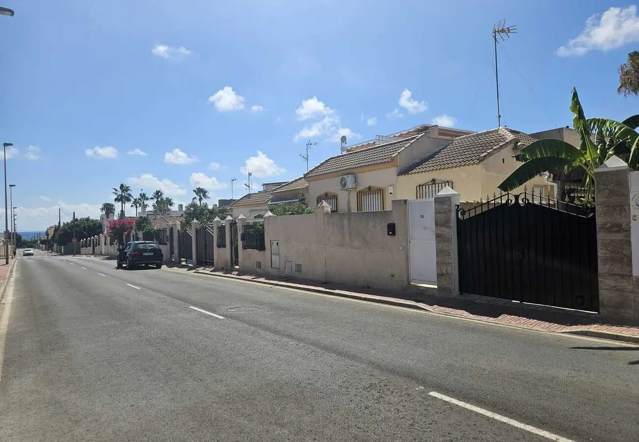 3-bedroom Villa In Torrevieja, Spain (74 M²)