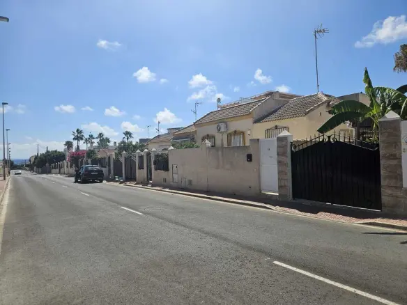 3-bedroom Villa In Torrevieja, Spain (74 M²)