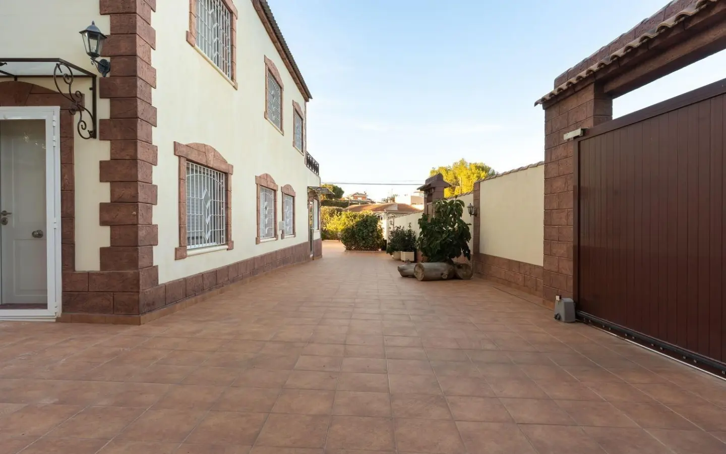 7-bedroom Villa In Torrevieja, Spain (312 M²)