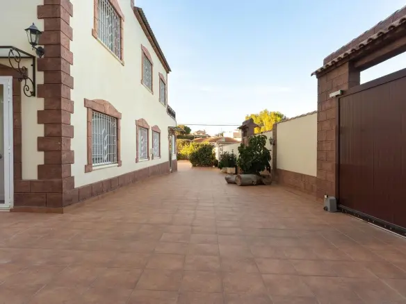 7-bedroom Villa In Torrevieja, Spain (312 M²)