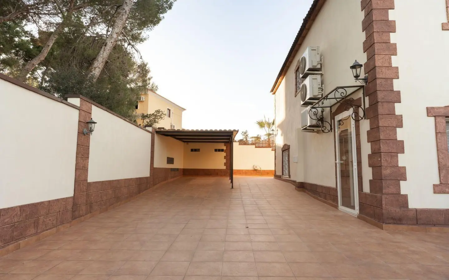 7-bedroom Villa In Torrevieja, Spain (312 M²)