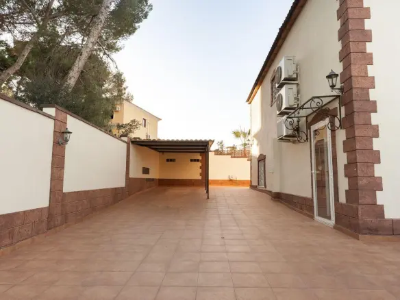 7-bedroom Villa In Torrevieja, Spain (312 M²)