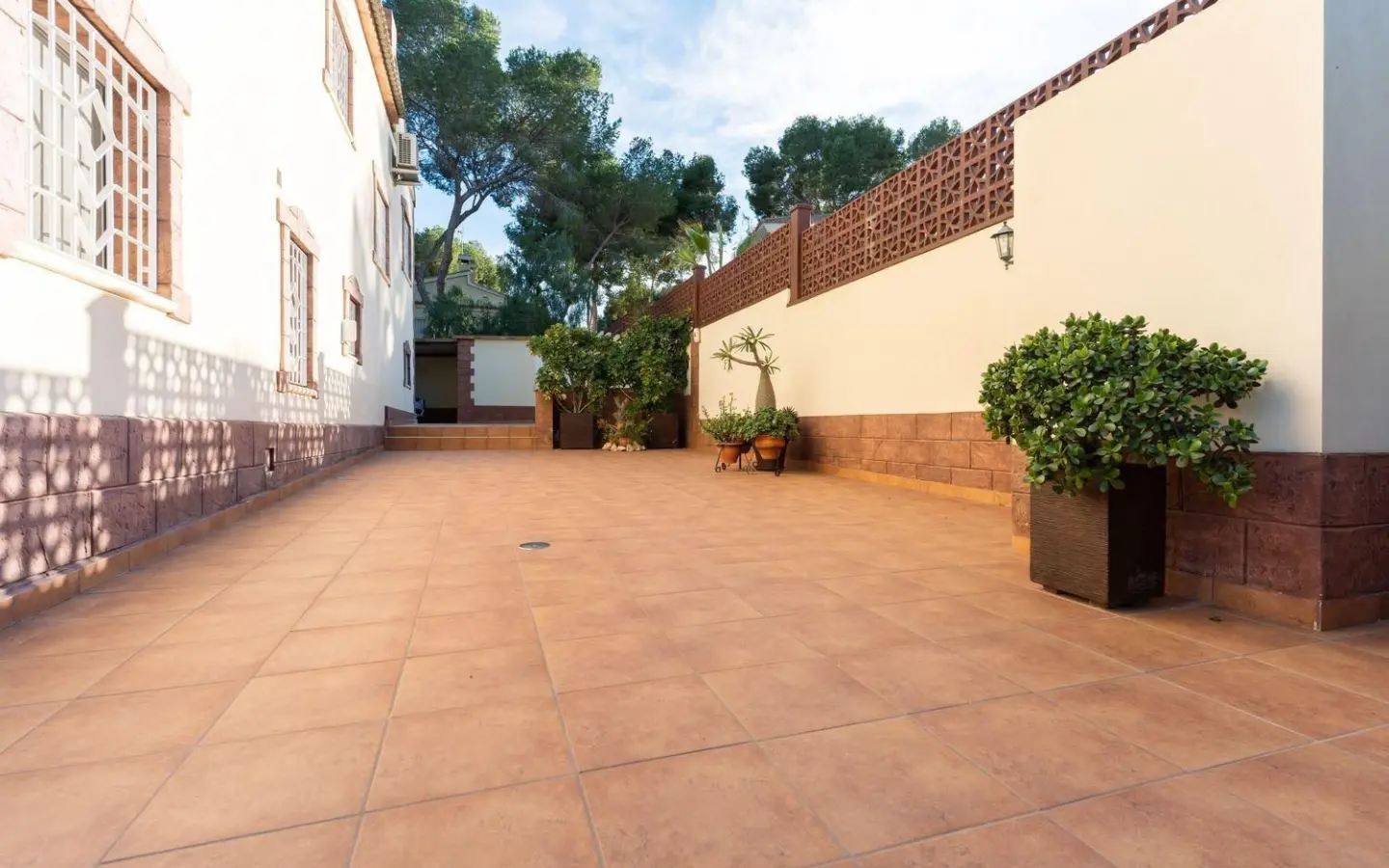 7-bedroom Villa In Torrevieja, Spain (312 M²)