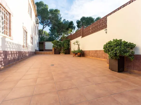 7-bedroom Villa In Torrevieja, Spain (312 M²)