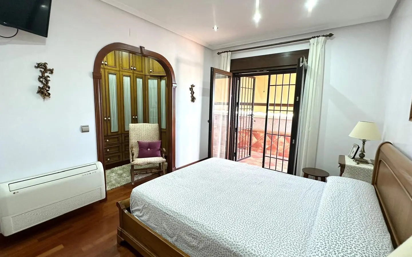 4-bedroom House In Torrevieja, Spain (260 M²)