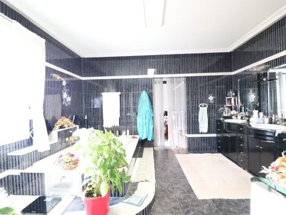 5-bedroom Villa In Torrevieja, Spain (380 M²)