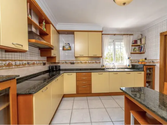 6-bedroom Villa In Torrevieja, Spain (440 M²)
